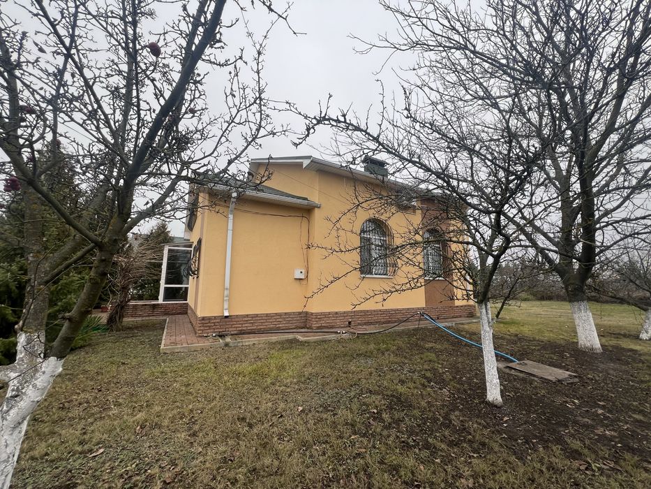 Будинок біля солоного озера
