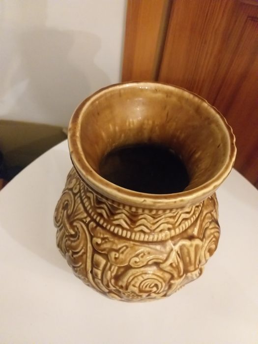 Duży,stary,ceramiczny wazon formie rzezby