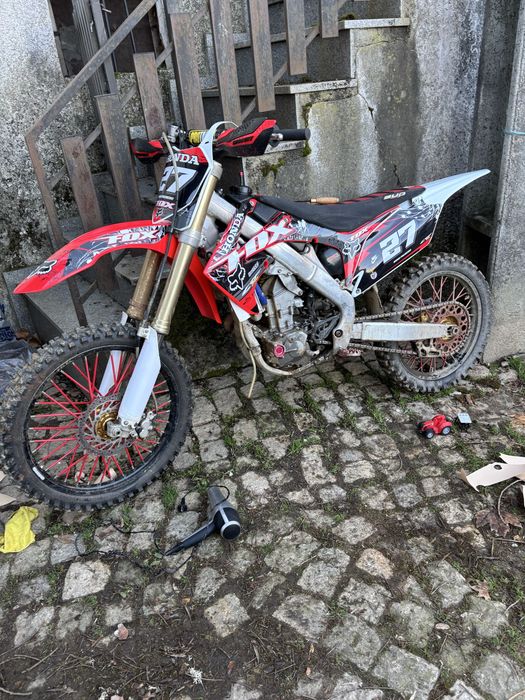 Moto crf 250r bem estimada