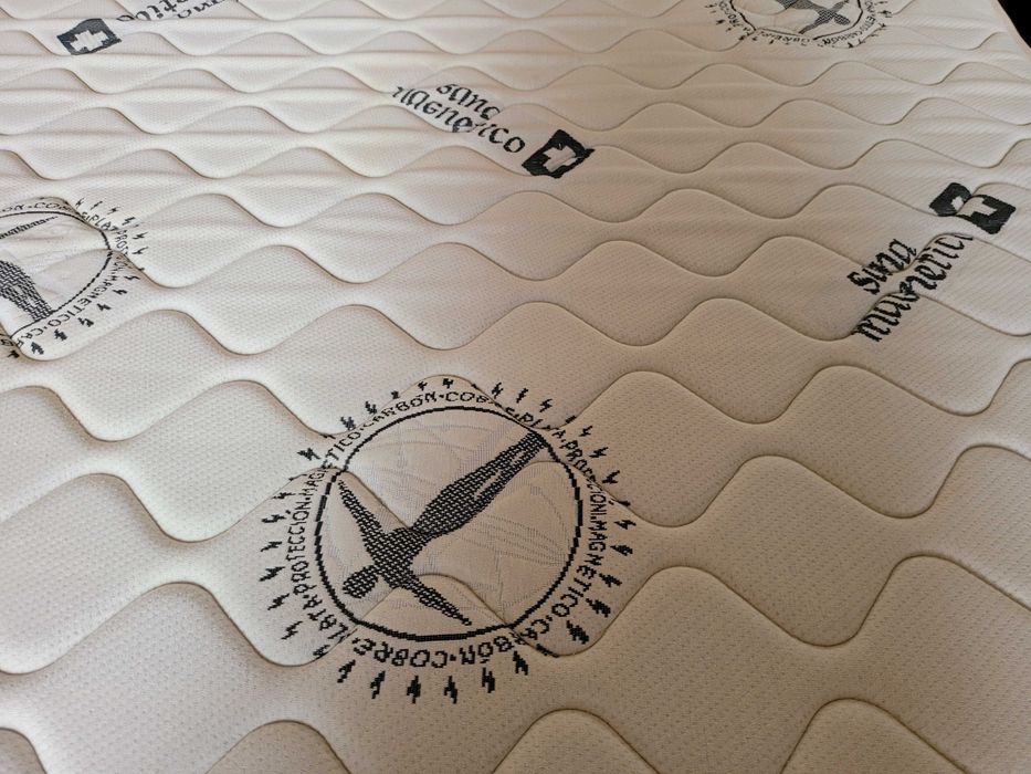 Excelente cama em madeira maciça com estrado articulad