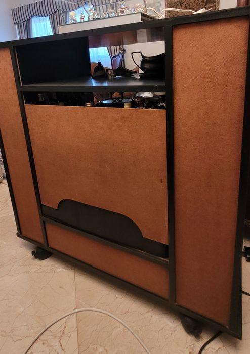 Móvel TV preto com portas vidro
