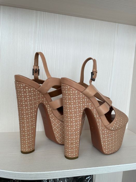 Кожаные бежевые босоножки Alaia