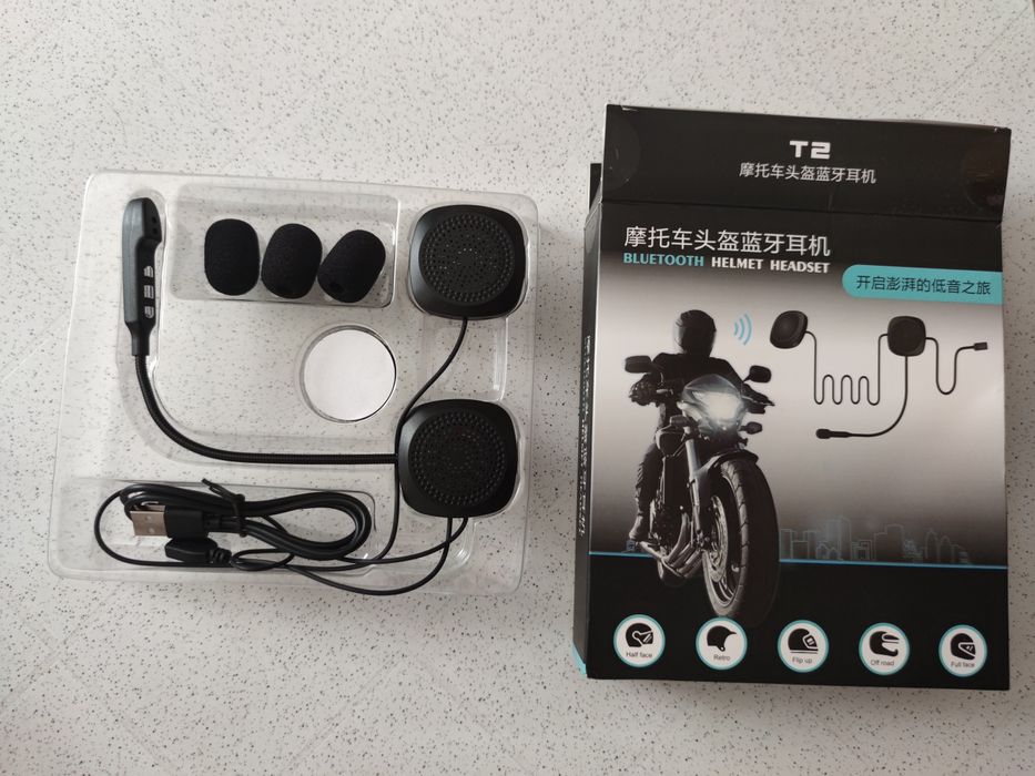 Блютуз гарнитура для мотоциклетного или гоночного шлема.