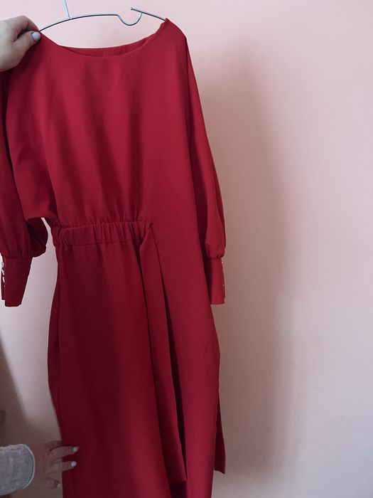 Червона жіноча сукня