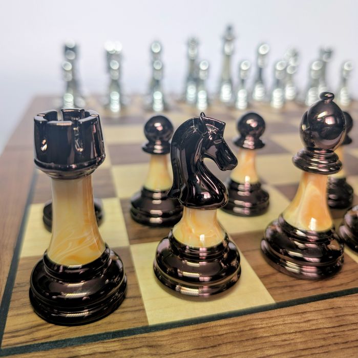 Вишуканий набір шахів 42×42 см — акрилові фігури + дерев’яна дошка