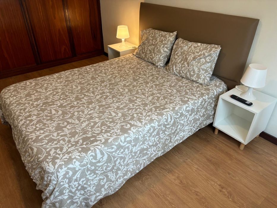 Quarto com muita luz e espaço em vivenda com uma cozinha toda equipada 4 quartos 2 WC completos .