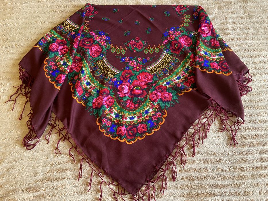 Хустка в украінському стилі різного розміру