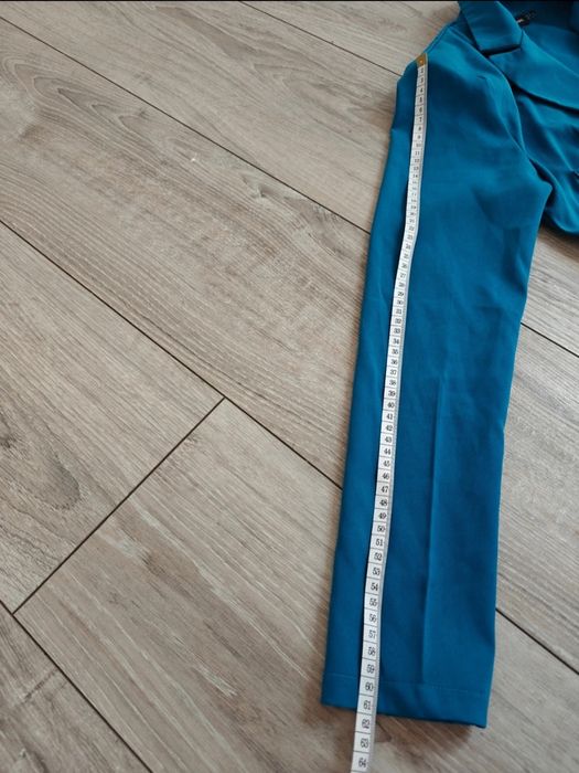 Kombinezon od PrettyLittleThing w intensywnym, niebieskim kolorze