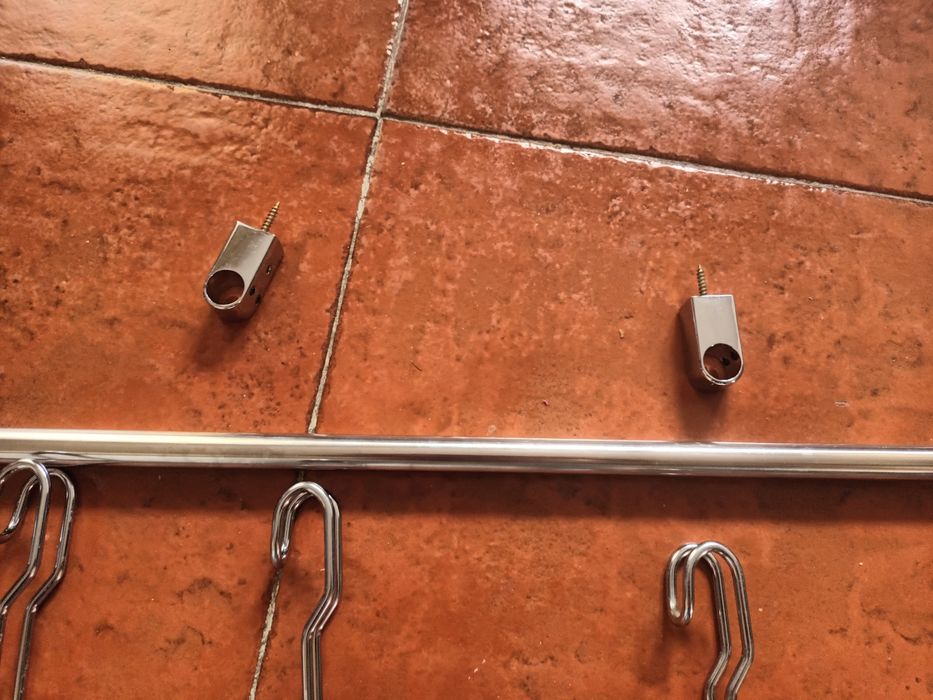 Cestos organizadores com varão para cozinhas