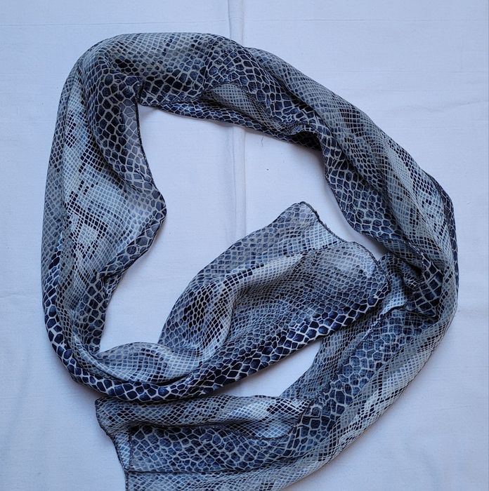 Elegancki szal chic snakeskin – jedwabisty materiał