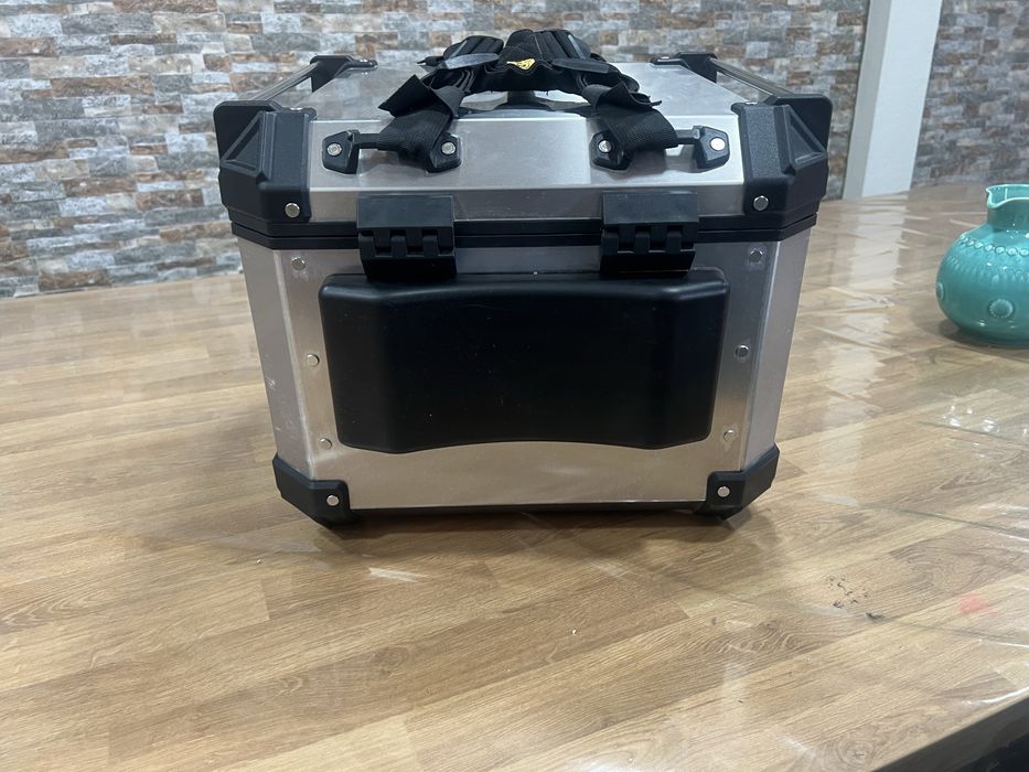 Top case Benelli Trk 702 X usada sem base