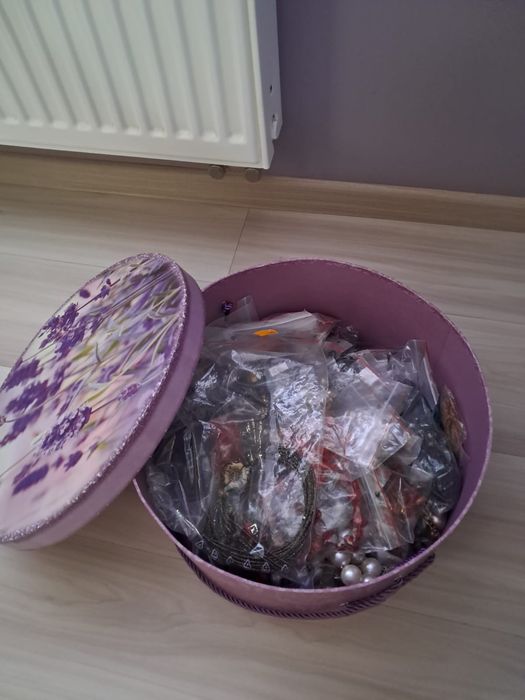 Korale, wisiorki, naszyjniki 93szt. Ładne.