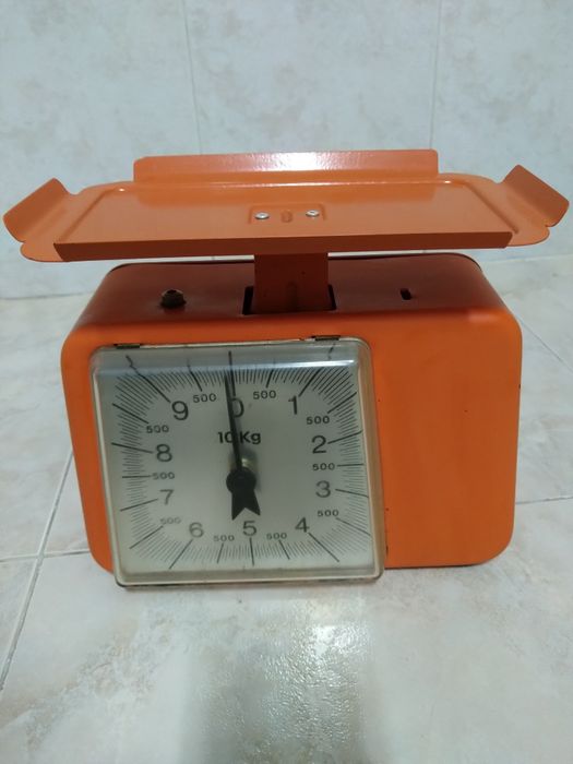 Balança antiga laranja
