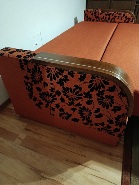 Sofa rozkładana z poduszkami