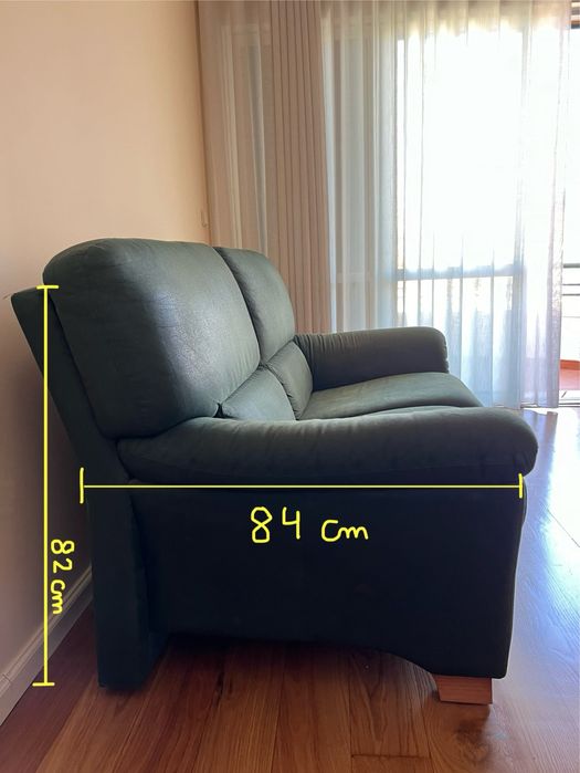 Sofá verde escuro, de dois lugares