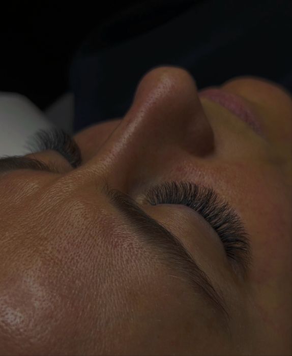 Przedłużanie rzęs zwykłe i uv oraz stylizacja brwi