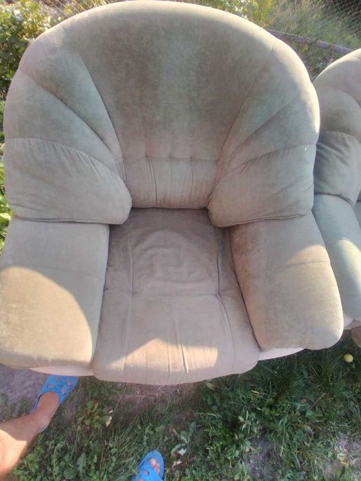 Мяка частина ,розкладний диван та два крісла.