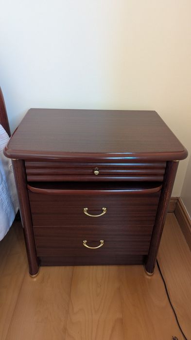 Mobília de quarto (cama, cabeceiras, cadeira, cómoda)