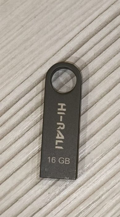 Флешка в авто, запис музики на флешку, флешка з музикою в авто