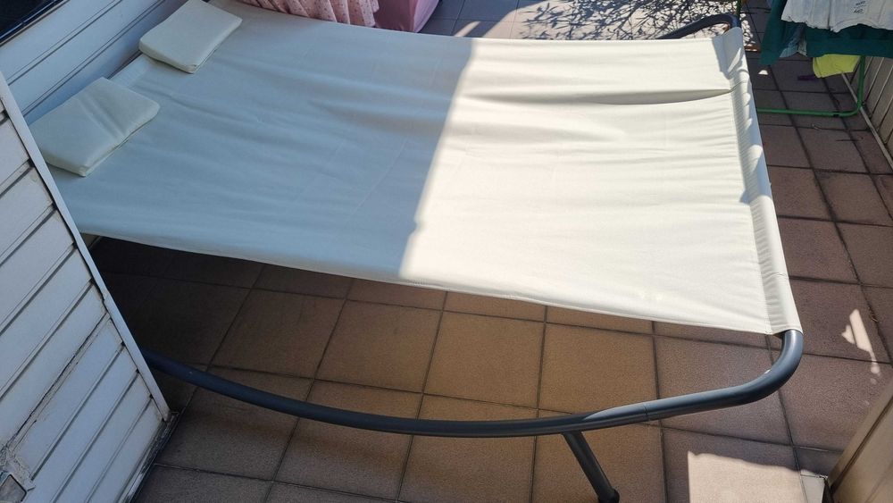 podwójne łóżko z baldachimem