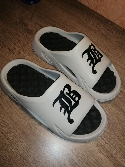 Літні модні шлепанці