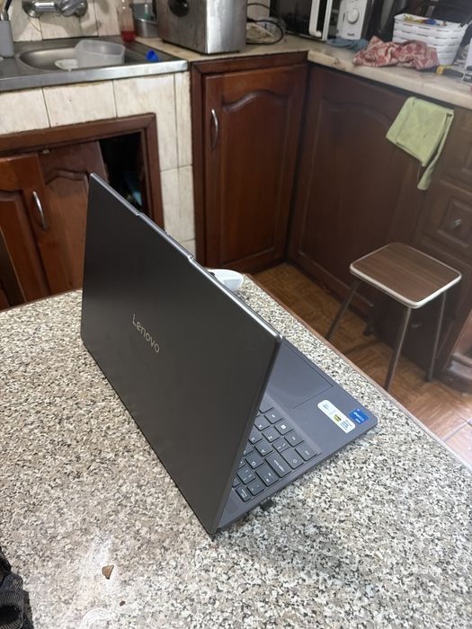 Notebook Lenovo 16 Gb de ram. E vai com um comtrole de jogos!