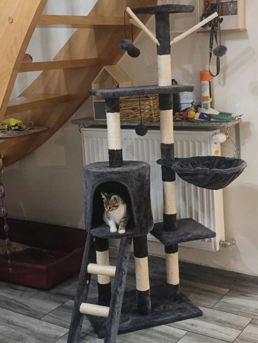 Nowoczesny drapak dla kota z domkiem, zabawkami i 6 poziomami