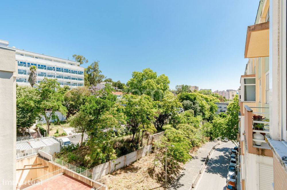 Apartamento T2 Totalmente Remodelado Junto Hospital da Cruz Vermelha
