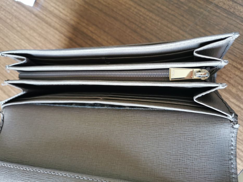 Carteira Furla com divisórias para cartões