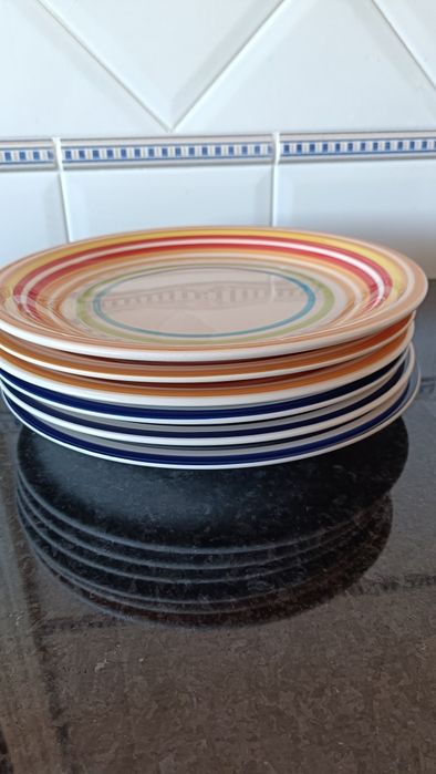 Pratos rasos coloridos e azuis