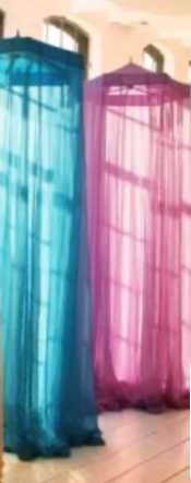 três mosquiteiros, contra mosquitos, um branco, um rosa e um azul