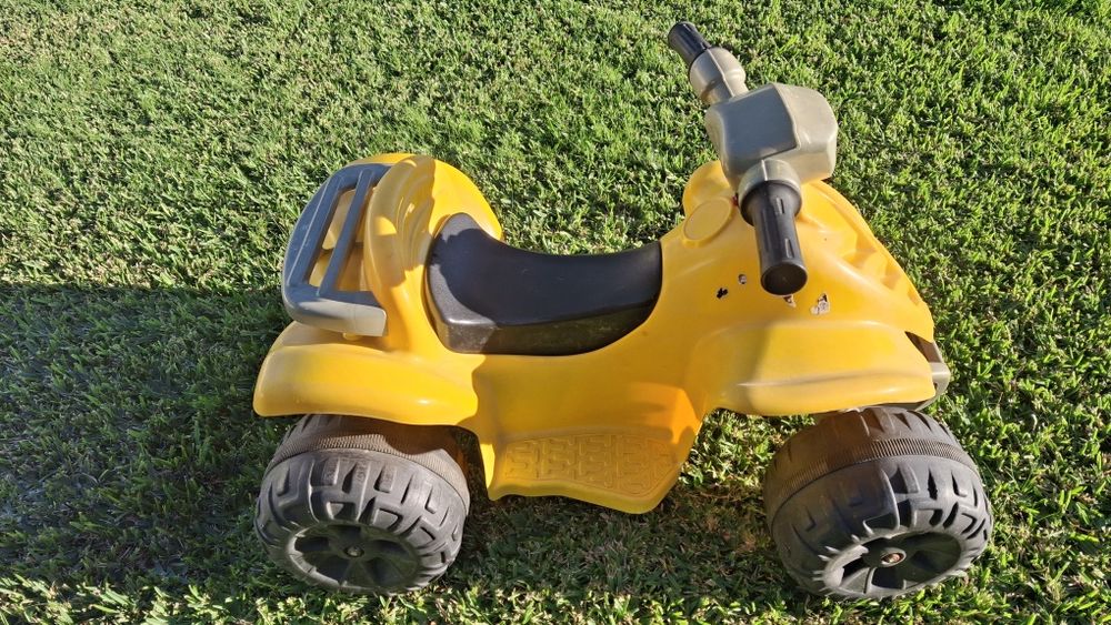 Brinquedo de criança para ser puxado com os pés.