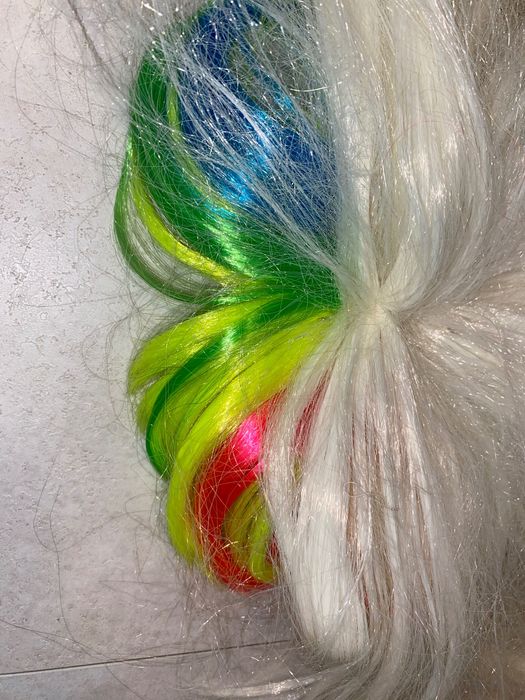 Peruka imprezowa platynowy blond z tęczową grzywką