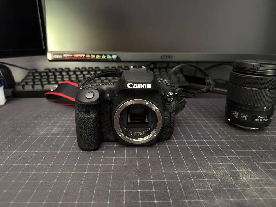 Máquina Fotográfica Canon 90D + Objetiva EFS 18-135mm + mala