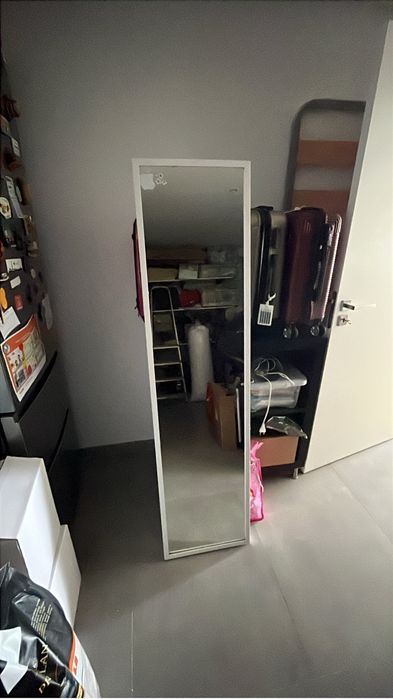 Espelho de corpo inteiro com moldura branca