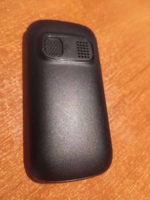 Piekny telefon komórkowy dla seniora z przyciskiem SOS MaxCom