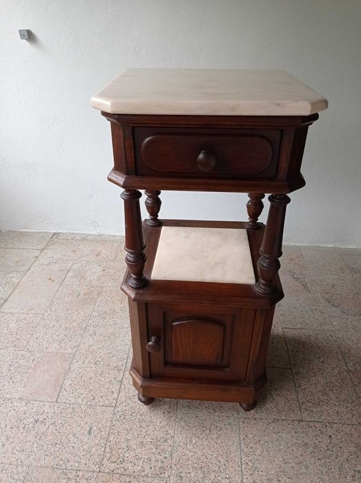 Mesa de cabeceira antiga