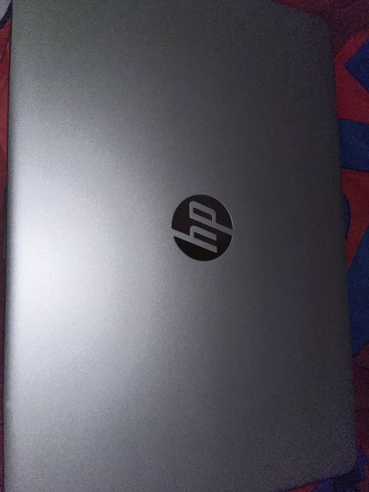 Laptop HP działa, ładowarka w zestawie