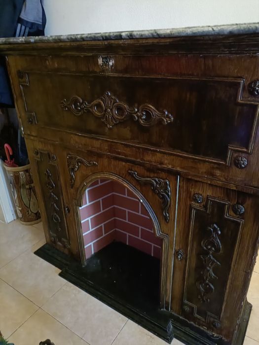 Móvel bar em madeira com tampo em pedra