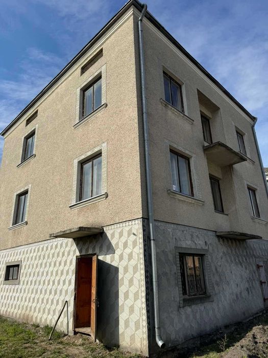 Будинок та земельна ділянка 7,8 сот., м. Жовква