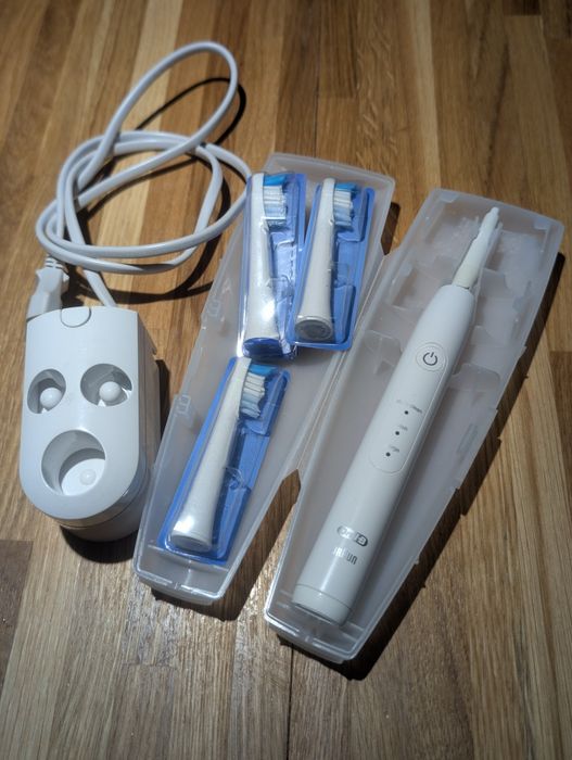 Szczoteczka Soniczna Oral b Slim + zapas końcówek