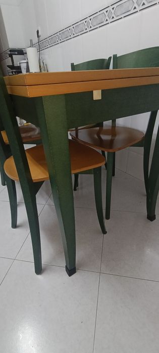 Mesa e cadeiras excelente estado