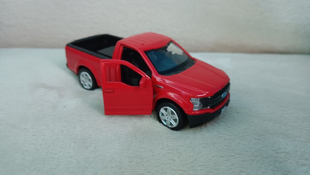 Машина червона Ford