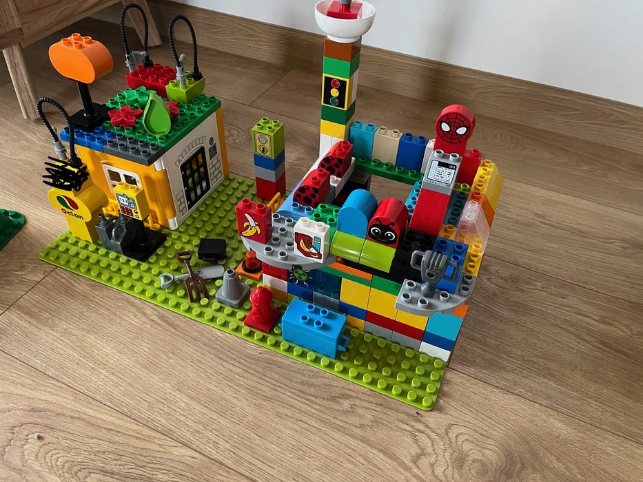 Klocki Duplo - kilka zestawów - auta, helikopter, straż pożarna, hipki