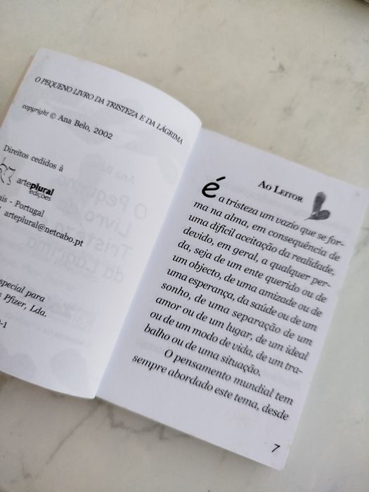 Livro "O pequeno livro da tristeza e da lágrima" de Ana Belo