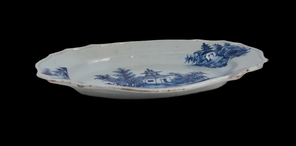 Travessa Polilobada em porcelana da China Séc. XVIII - 28 cm