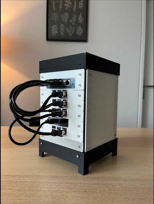 Mini Modular Home Server Rack – модульна міні-стійка для серверу