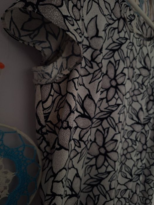 Biala sukienka z kwiatami