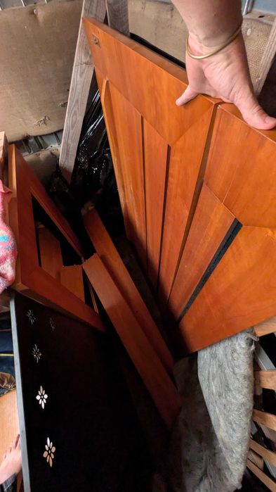 Conjunto de quarto madeira maciça com cama casal, mesas cabeceira etc