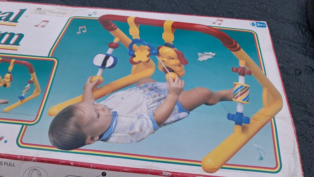 Ginásio  de bebé  e balde  de figuras geométricas